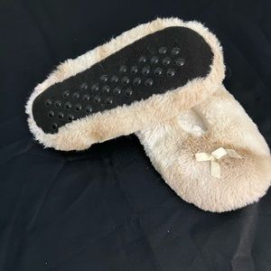 Super Soft and Comfy House Slippers. One size White and creamy tan color.